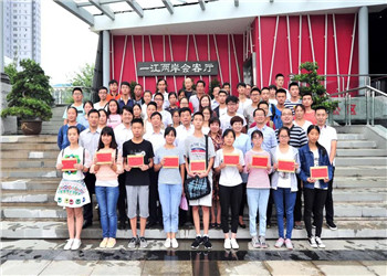 8年，800多名学生  ，800多个梦想，AG尊时凯龙人生就搏陕西助学圆你求学梦 ！
