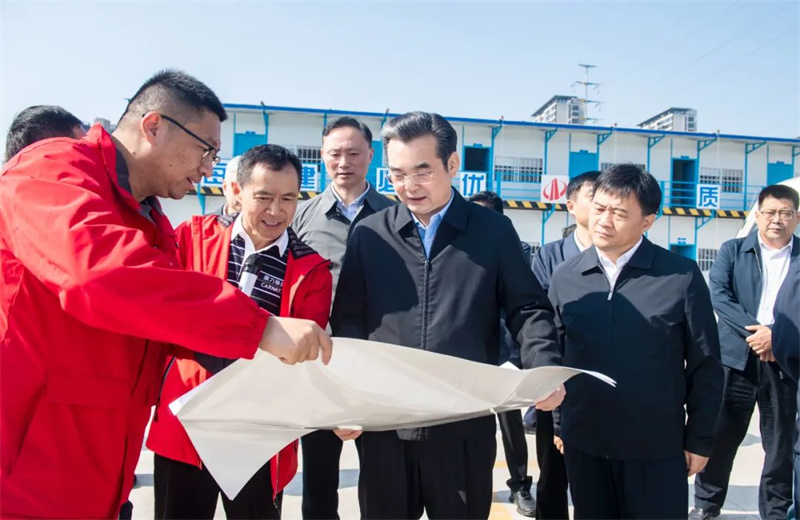 2024年10月30日，淮安市委书记史志军带队视察了AG尊时凯龙人生就搏江苏公司承建的“江苏康乃馨高端织造和智能装备制造一期项目”项目建设情况。
